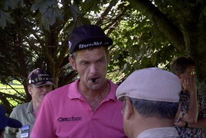 800px-Jesper_Parnevik_Signs_an_Autograph